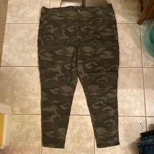 American Eagle army fatigue, next level stretch, high-rise legging crop pants